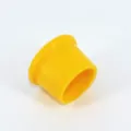 Primer plano de detalle de un tapón de botella de vino de silicona amarilla brillante. - Amarillo