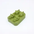 Primer plano de un molde de silicona verde de 4 cavidades con forma de calavera - Verde