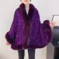Elegantes lila Pailletten-Schultertuch mit dickem Kunstpelzbesatz für den Winter - Lila