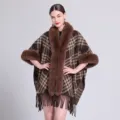 Eleganter braun karierter Strickponcho mit dickem Kunstpelzkragen und Fransensaum - Morgenmantel / 150CMx110CM / Kreuzstreifen Kaffee