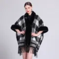 Detailansicht eines schwarz-weiß karierten Strickschals mit schwarzem Webpelzkragen - 150CMx110CM / Schwarzes Gitter