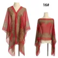 Elegantes rotes Chiffon-Tuch mit Paisley-Muster und Perlenknöpfen für den Strand. - Dunkelrotes Paisley