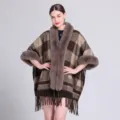 Eleganter Strickponcho mit flauschigem Pelzkragen und klassischem braunem Karomuster - Morgenmantel / 150CMx110CM / Kaffee Karo