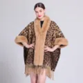 Detail eines Damen-Strickschals mit Leopardenmuster, Kunstfellkragen und Fransenbesatz - 150CMx110CM / Leopardenprint