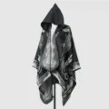 Detail des dicken Winter-Ponchos mit Kapuze und grauem Feder-Jacquard-Muster - Schwarz