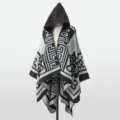 Detailansicht eines Winter-Strickponchos mit Kapuze und auffälligen geometrischen Mustern. - Oberteile / 135x150cm / Schwarz