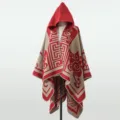 Detail eines gestrickten Kapuzenponchos mit roten geometrischen Mustern auf Beige. - Oberteile / 135x150cm / Rot