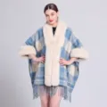 Eleganter blau-weiß karierter Strickschal mit Kunstfellkragen und dekorativen Fransen - Morgenmantel / 150CMx110CM / Kariert Blau