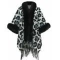 Edler Strickponcho mit Leopardenmuster, schwarzem Kunstfellkragen und Fransenquasten - Morgenmantel / Leopardenmuster Schwarz Weiß