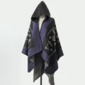 Detailansicht eines ethnischen Strick-Ponchos mit Kapuze und geometrischen Mustern - 135*150CM / Marine-Schwarz