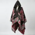 Detailansicht eines Paisley-Kapuzenschals mit warmem Jacquard-Stoff für Damen. - 135*150CM / Schwarz