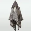 Böhmischer Kapuzen-Strickponcho mit geometrischem Muster für Herbst und Winter - Oberteile / 135x150cm / Grau