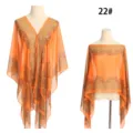 Detailansicht eines orangefarbenen Paisley-Strandtuches mit Perlenknöpfen auf Schaufensterpuppe - Orange Paisley