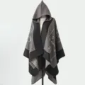 Modisches grau-schwarz gestricktes Kapuzen-Poncho-Tuch mit Ziermustern auf einer Schneiderpuppe - 135*150CM / Schwarz und Grau