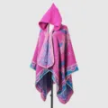 Detailaufnahme des fuchsiafarbenen Kapuzenponchos mit ethnischen Jacquard-Mustern und Nähten - Rosé