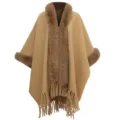 Eleganter kamelfarbener Strickponcho mit luxuriösem Kunstpelzkragen und Fransen am Saum. - Morgenmantel / Einfarbig Khaki