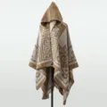 Vorderansicht eines gestrickten Kapuzenponchos mit geometrischem Muster auf einem Mannequin - Oberteile / 135x150cm / Camel