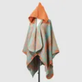 Detail des ethnischen Kapuzenponchos aus warmem Strick für Winterreisen. - Orange