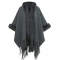 Eleganter dunkelgrauer Strickponcho mit Plüsch-Kunstfellkragen und modischen Fransen - Morgenmantel / Einfarbig Grau