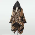 Detailansicht eines gestrickten Kapuzenponchos mit geometrischen Mustern für Herbst - Oberteile / 135x150cm / Schwarz Kamel