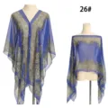 Blauer Chiffon-Strandschal mit Paisleymuster, zwei Tragevarianten und Perlenknöpfen. - Blau Paisley