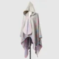 Detail des dicken Damen-Kapuzenponchos mit rosa und blauen ethnischen Webmustern - Altrosa