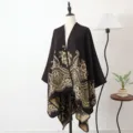 Warme gebreide sjaalponcho met elegant gouden bloemenpatroon in donkerbruine kleur - Sjaal met split - Diepzee bloemen - Zwart & goud