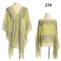 Detailansicht des grünen Chiffon-Schals mit Paisley-Muster und Perlenknöpfen. - Grünes Paisley