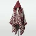 Gemütlicher Kapuzen-Poncho mit böhmischem geometrischem Muster und Stricktextur - Oberteile / 135x150cm / Burgunderrot