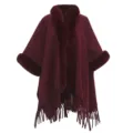Detailansicht eines weinroten Strickschals mit weichem Kunstpelzbesatz und elegantem Fransen-Saum - Morgenmantel / Einfarbig Burgunderrot