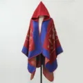 Kapuzen-Strickponcho in kräftigem Rot und Blau mit eleganten goldenen Mustern. - 135*150CM / Rot