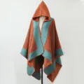 Herbst-Winter Strickponcho mit Kapuze in Orange und Blaugrün auf Schaufensterpuppe - 135*150CM / Orange