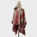 Detailansicht Damen Kapuzen-Strickponcho mit rotem Ethno-Phönix-Muster für den Winter - Khaki