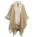 Nahaufnahme des khakifarbenen Strickschals mit weichem Kunstfellkragen und Fransen - Morgenmantel / Einfarbig Haferflocken