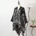 Elegante zwart-beige gebreide sjaal-poncho met paisley-jacquardmotief voor dames - Sjaals met split en paisley-motief - zwart en beige