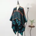 Boheemse gebreide sjaal cape met geometrische patronen in blauw en oranje voor de wintertijd - Sjaal met split - Eindeloze bergen - Pauwblauw