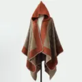 Detailansicht eines gestrickten Kapuzenponchos in Rostrot und Beige mit Mustern. - 135*150CM / Camel
