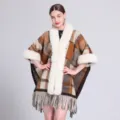Elegantes Strick-Plaid-Schultertuch mit weißem Webpelzkragen und Fransen für Damen - Kamelfarbenes Karo