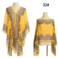 Gelber Chiffon-Strandschal mit Paisley-Muster, zwei Tragevarianten an Mannequins - Gelb Paisley