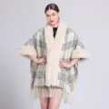 Detailansicht eines eleganten karierten Ponchos mit Plüsch-Kunstfellkragen und Fransensaum - 150CMx110CM / Überkreuzt Gestreift Beige