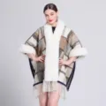 Elegantes Karo-Strickschal-Detail für Damen mit weißem Kunstfellkragen und Fransenabschluss - Karo Khaki
