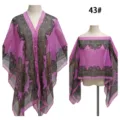 Detailansicht eines lila Paisley-Strandumhangs mit Perlenknöpfen und transparentem Stoff. - Lila Paisley
