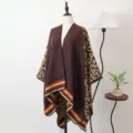 Stijlvolle bruine gebreide dames poncho sjaal met luipaardprint en gestreepte rand - Moderne sjaals met split en panterprint - geel en bruin