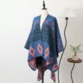 Elegante blauwe gebreide poncho met geometrische roze ruitpatronen voor koude dagen - Sjaal met split - Eindeloze bergen - Blauw & roze