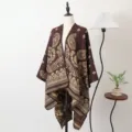 Eleganter brauner Strick-Jacquard-Schal für Damen, warmer Winter-Poncho-Überwurf - 135x150cm / Schlitzschal Tintenrhythmus-Paisley in Kaffeebraun