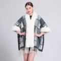 Detailansicht eines Damen-Strickponchos mit Karomuster, Kunstfellkragen und Fransen - Kariertes Blau