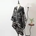 Elegante zwart-beige gebreide shawl poncho met klassieke vintage landschapspatronen - Oosterse inkt sjaal met split zwart & beige