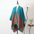 Blauwgroene en oranje gebreide sjaal-poncho met etnisch geometrisch patroon voor de winter - Sjaal met split - Diepzee bloemen - Oranje & blauw
