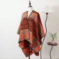 Gebreide poncho met geometrisch patroon in oranje en bruin voor een warme stijl - Sjaal met split - Eindeloze bergen - Oranje