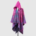 Detalle completo del poncho bohemio con capucha y vibrante patrón de cachemira en maniquí - Rosa Fucsia / 135*150CM
